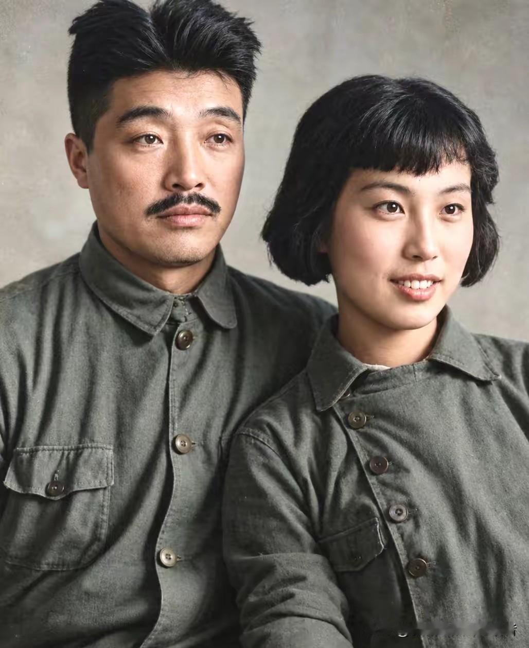 新婚不久的贺龙与薛明，脸上满是属于革命者的幸福喜悦。1942年，摄影师吴印咸按下