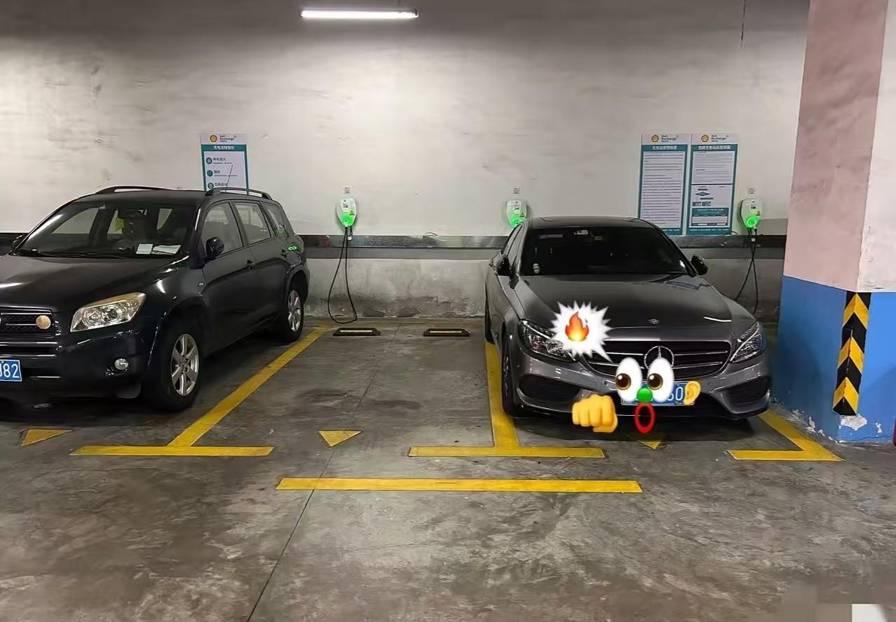这就是现在车辆越来越大的坏处。
目前车位的标准是2.4m，但问题是车辆却越来越宽