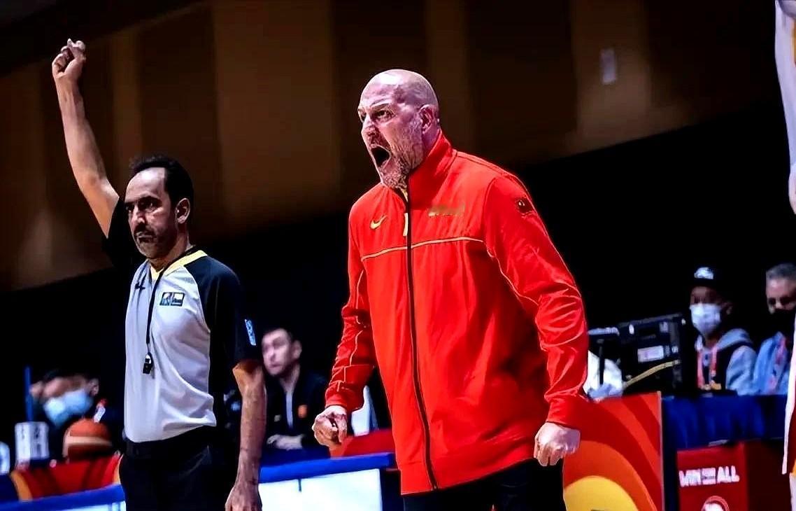 咱们国内有些媒体人，是真的有些“欺软怕硬”。

对乔尔杰维奇时敢当面质问，对郭士