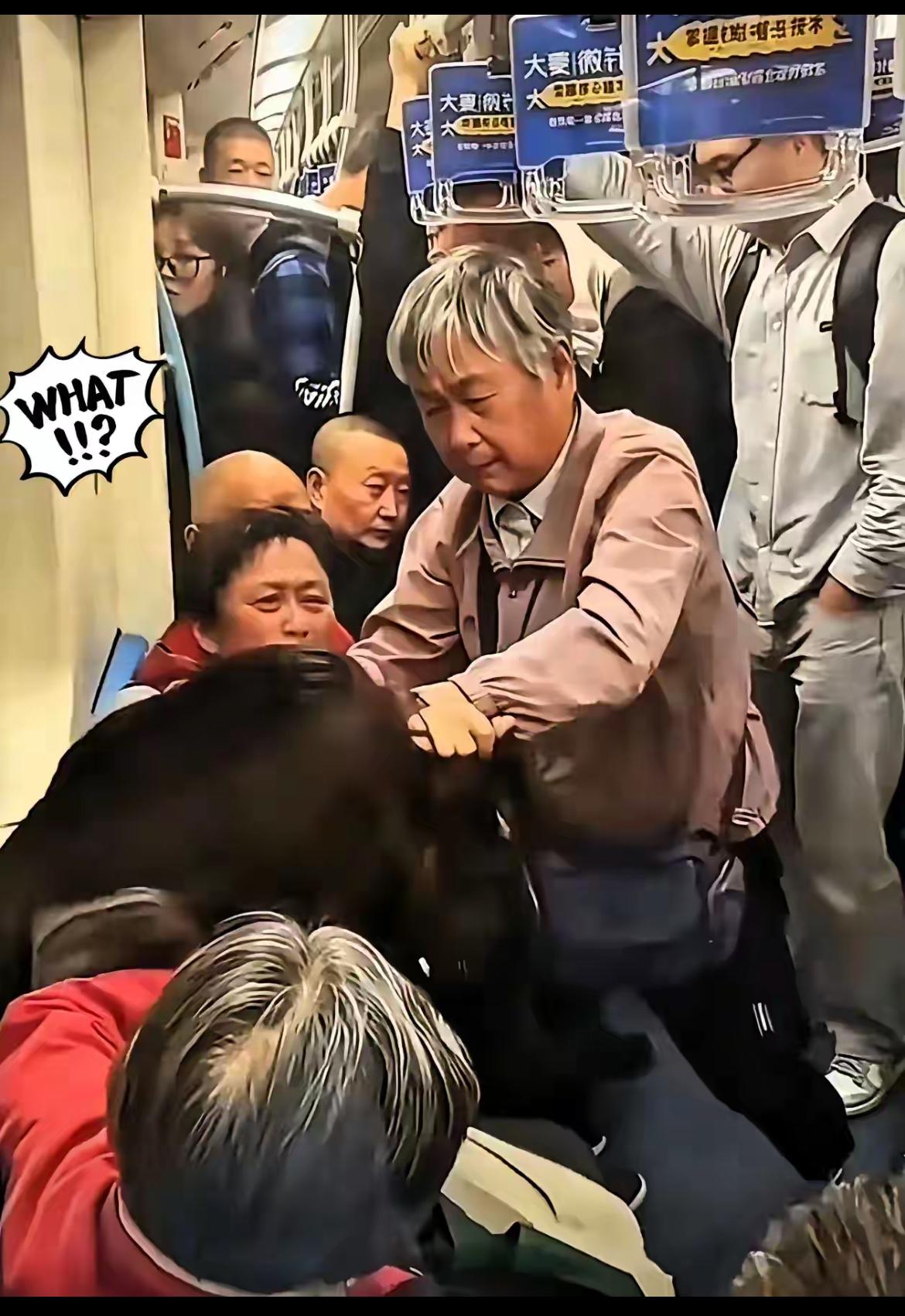 上海地铁两大妈打年轻女子，朝年轻女子头上吐口水。
这种在公共场所丑陋行为显然与公
