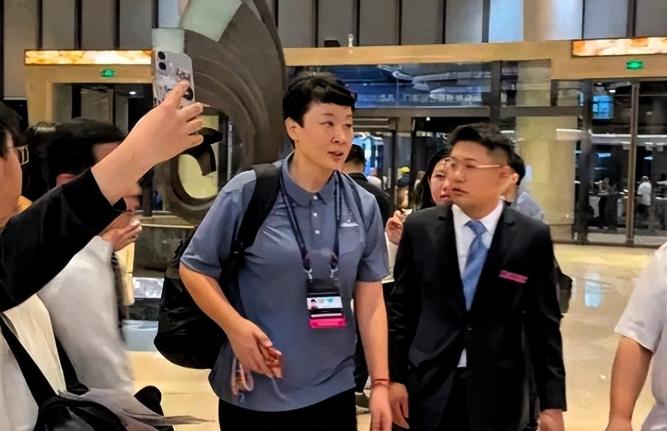 改籍叛国、卖队泄密？定居泰国执教的冯坤，因一句话扭转国人口碑，曾经的功勋队长，为