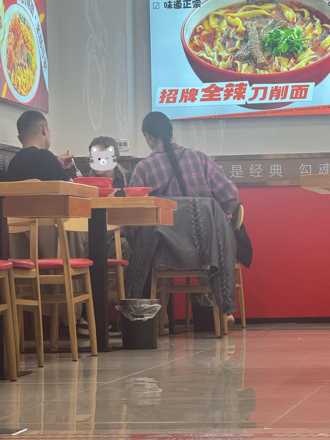 提问：这三个老外吃面条要叉子，没有人觉得奇怪，但国人去西餐厅想用筷子，却常被调侃