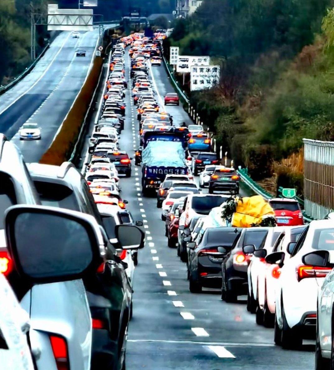 马年春运顺风车订单或超民航春运95亿人次的奔赴里，藏着最朴素的团圆。带着行李与毛