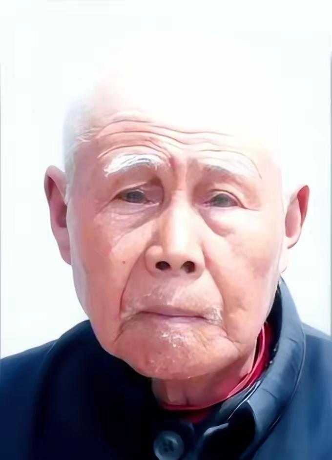 2011年，河南范县的一个破旧农家院里，几位下乡慰问“困难群众”的干部，眼睛死死
