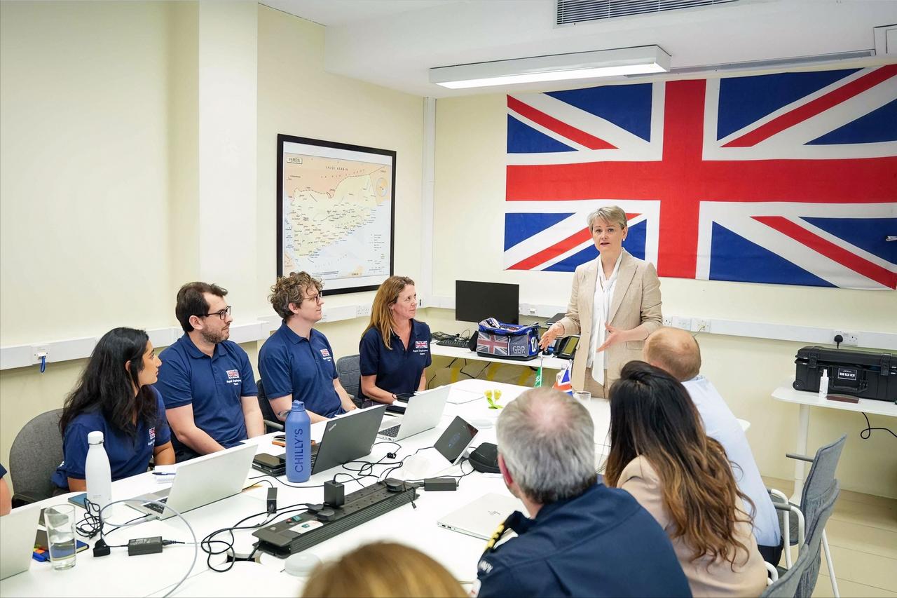 不等了，英国主动找中国
北京时间3月19日，英国外交大臣库珀主动给中国外长王毅打