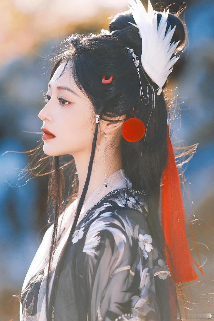 周洁琼孔雪儿终于想起自己是爱豆了周洁琼孔雪儿即使负债时也没放弃舞台，现在的表演更