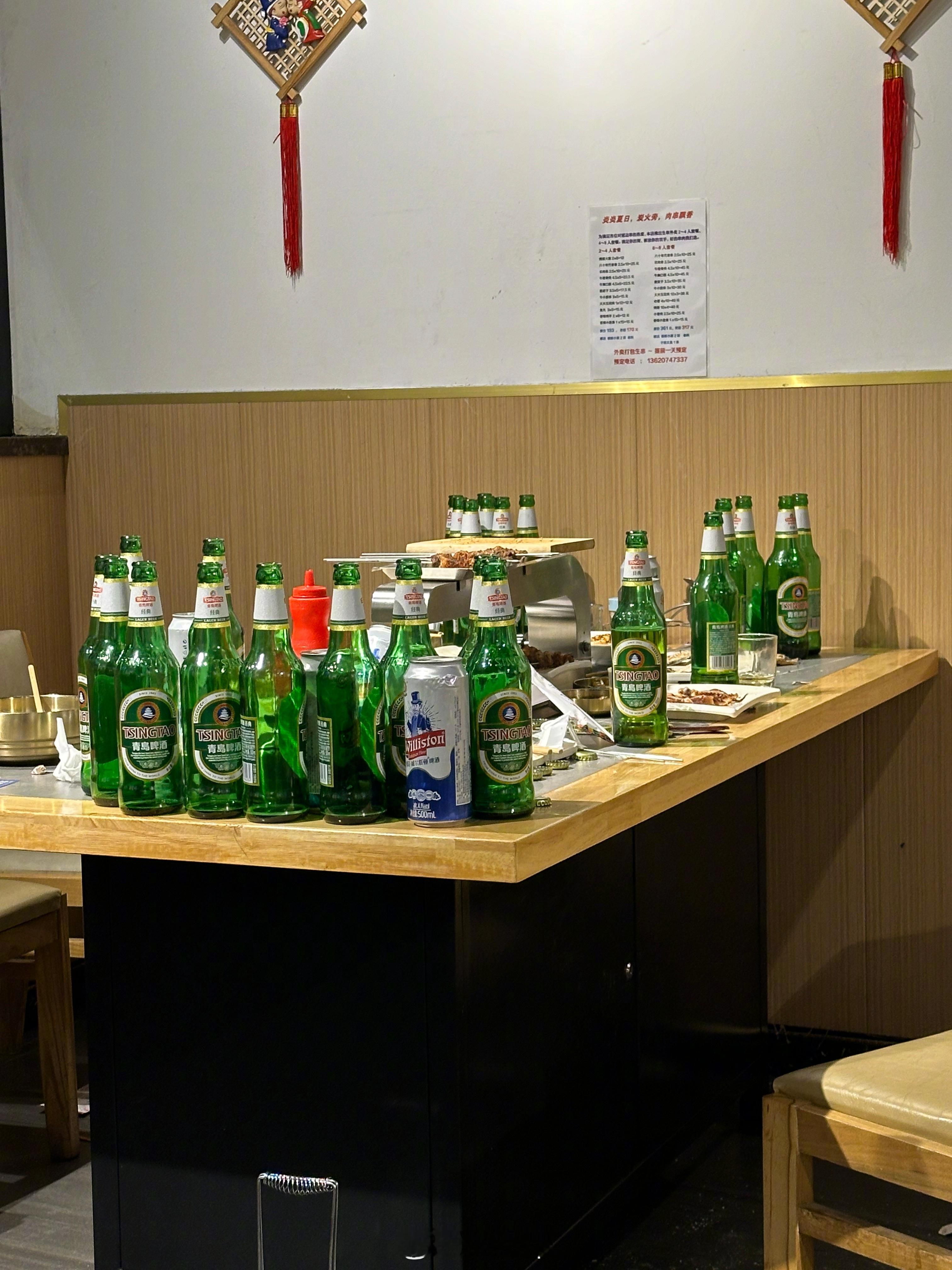 东北喝酒常态，你桌子上、桌子下面要是不摆十几个啤酒瓶子，你都不好意思和别人说你是