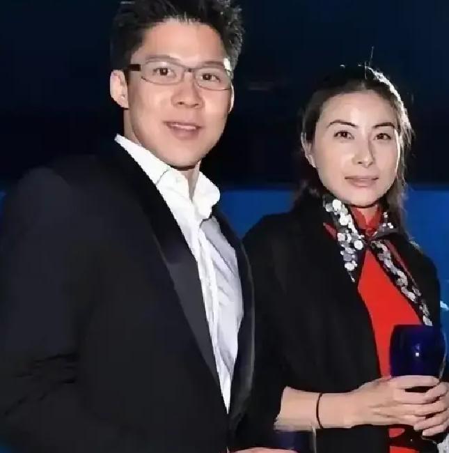 2000年，霍启刚第一次带女友回家。朱玲玲只看了一眼，便说：“你们不合适，分了吧