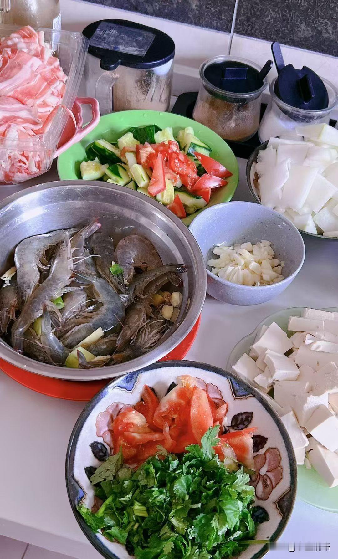 早饭和午饭相拥
自由的活在自己的小世界里
寂静的情感与情谊
获得更多的时间与健康
