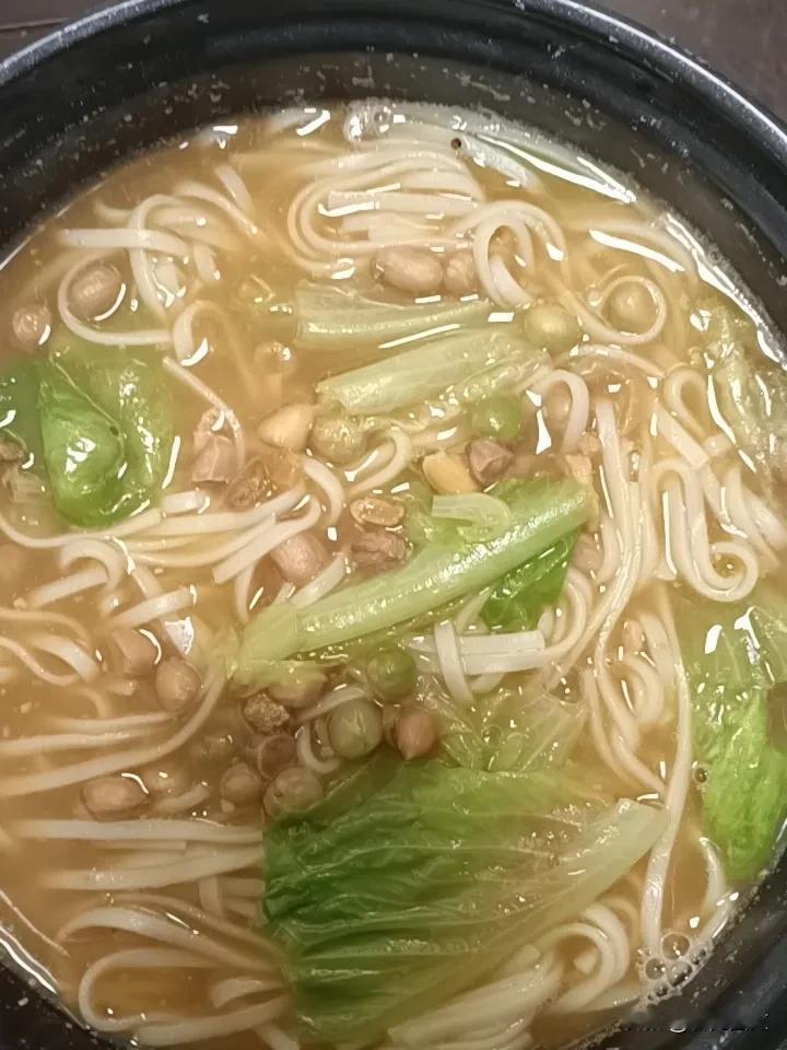 孤孤单单的一个人，吃着简简单单的一餐饭[流泪][流泪][流泪]