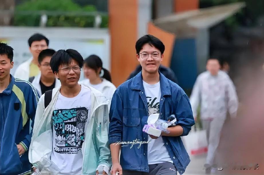 我认为是！[小鼓掌]对绝大多数普通人而言，高考依旧是人生路上分量极重的一程。它不