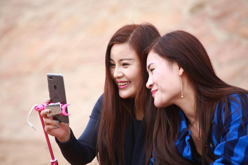 女孩子长得漂亮，是不是更容易找对象？

事实上不一定。

漂亮女孩，即长得很出挑