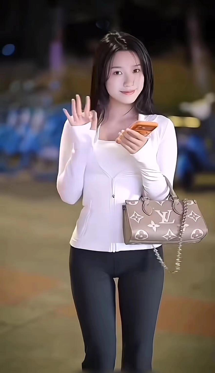 夜晚穿搭指南：白色长袖+黑色紧身裤，搭配LV手袋，时尚又舒适！