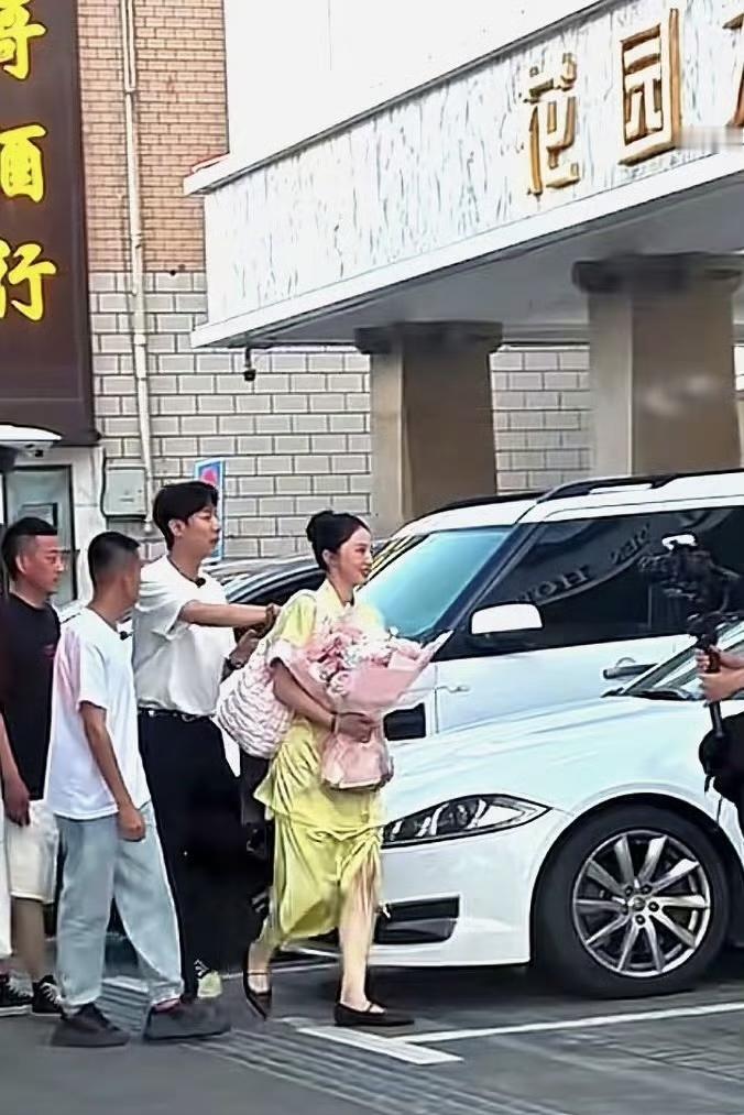 近期有网友爆料张维伊带董璇回大同摆婚宴的酒店人均67元，网友们均表示董璇下嫁董璇