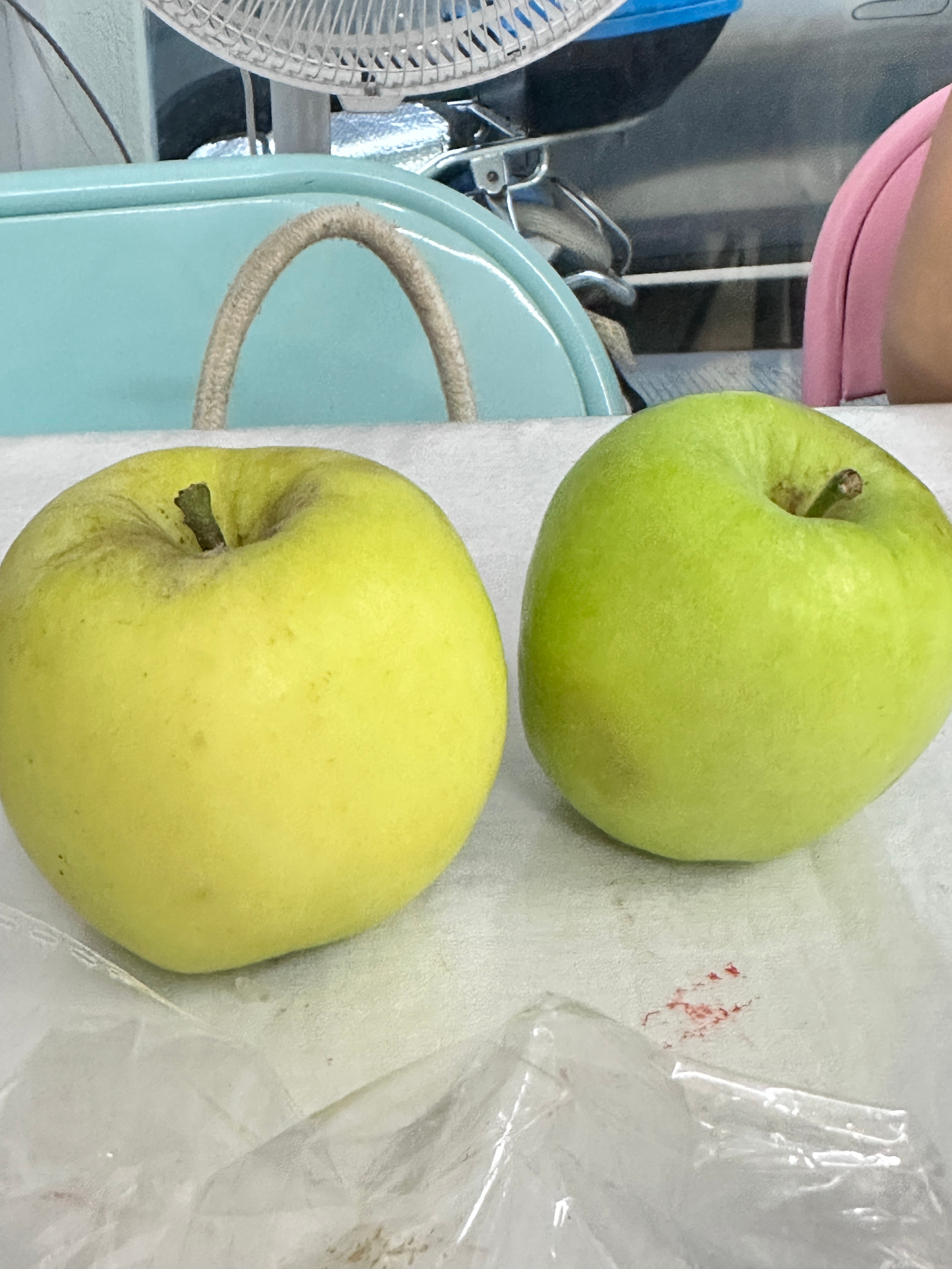 两个青苹果🍏已经变成粉粉的口感了 