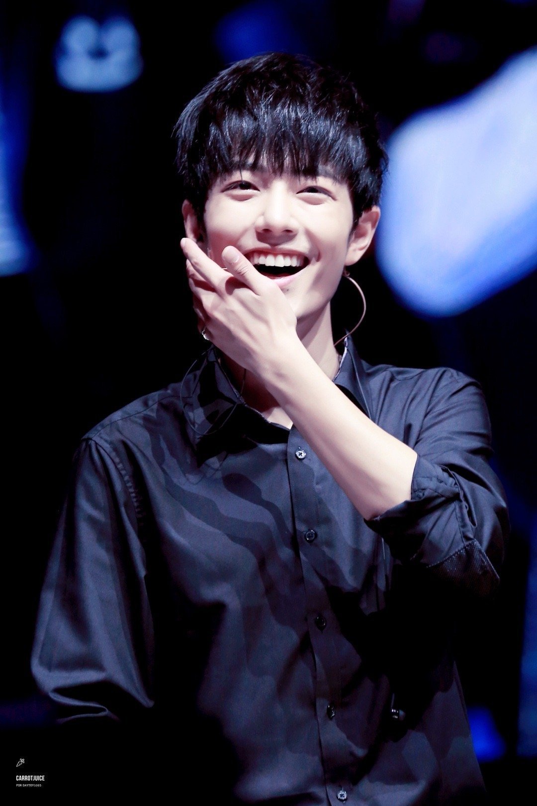 肖战站姐爱不愚人肖战的魅力实在让人折服，不必刻意摆拍，不必精心设计，一个抬眼、一