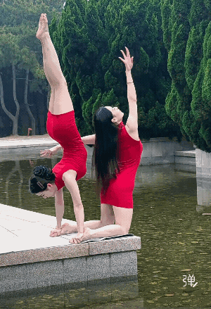 两美女造型优美，给人们展示力与美的享受!我生怕掉水里![捂脸]