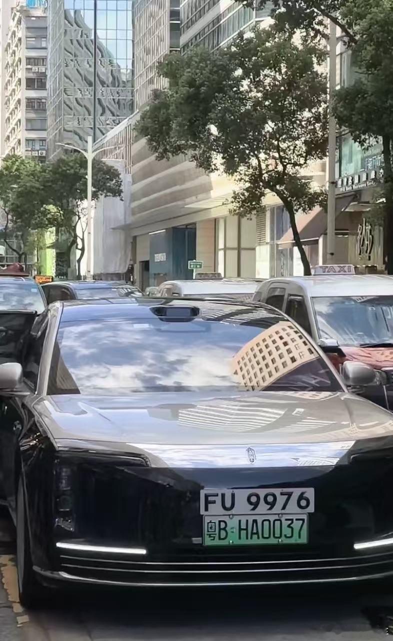 尊界S800现身香港香港街头偶遇尊界S800我去，那以后港片里的大佬车会不会都换