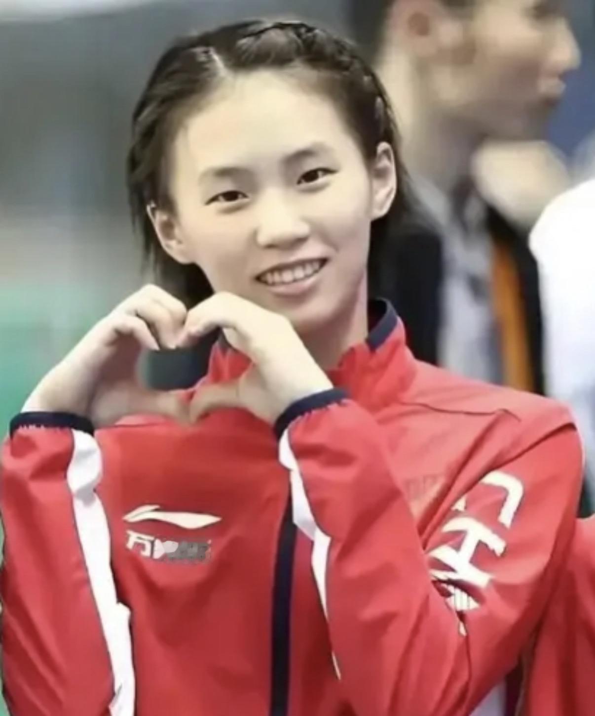 我最爱看陈乐乐穿国旗红的模样

这组陈芋汐身披国旗红的照片，
完美诠释了什么叫：