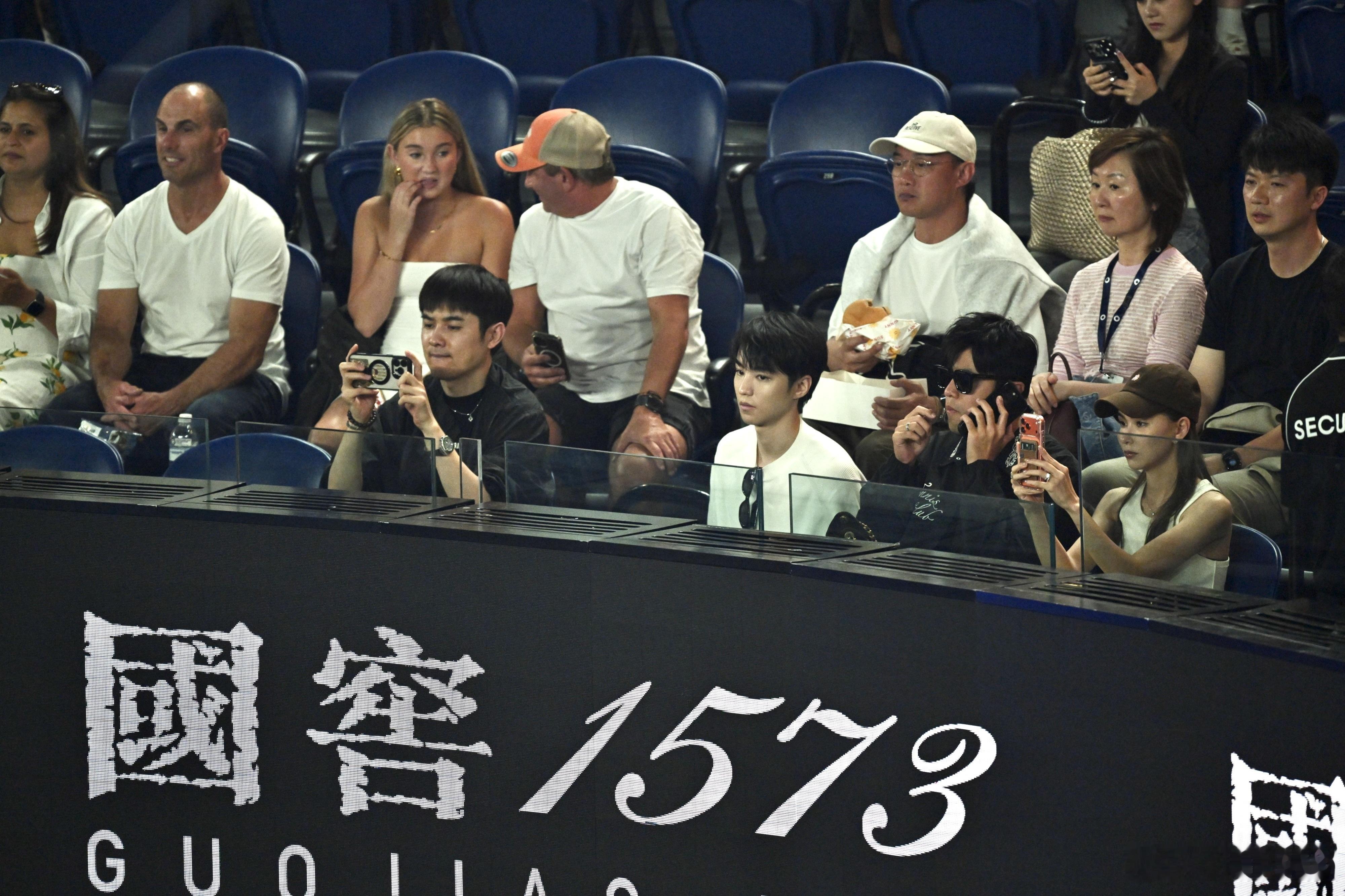 王俊凯观战澳网跟周杰伦和陈奕迅一起看辛纳vs德约科维奇 。 