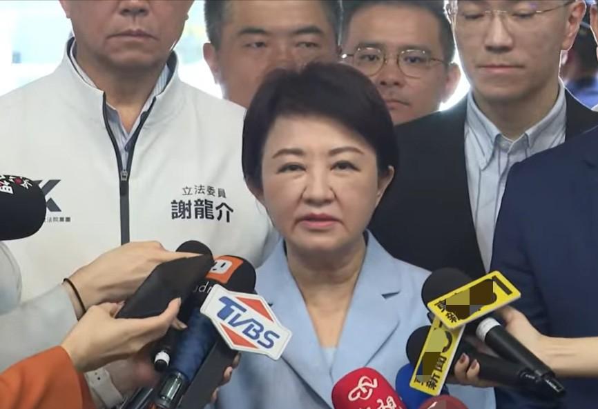 卢秀燕大批民进党是“癌细胞”。
卢秀燕直接点出事件中存在民进党当局的“门神”角色