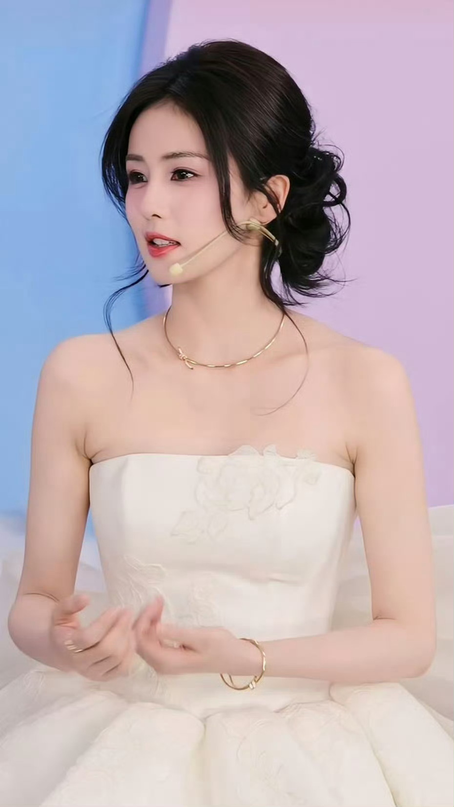 白鹿直播的状态白鹿品牌直播状态白鹿品牌直播状态好好，抹胸蓬蓬裙美晕，绝了 ​​​