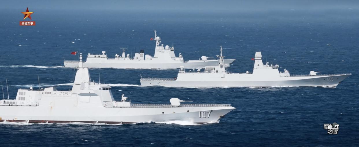 055万吨大驱、052D导弹驱逐舰、054B导弹护卫舰，同框演练画面。