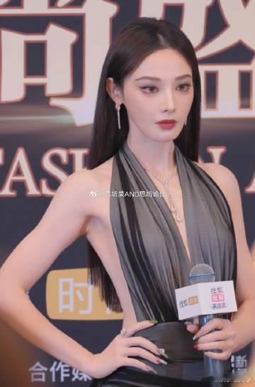 彭小苒说走光了提醒我啊在娱乐圈这个大舞台上，每天都有无数的故事在上演，明星们的一