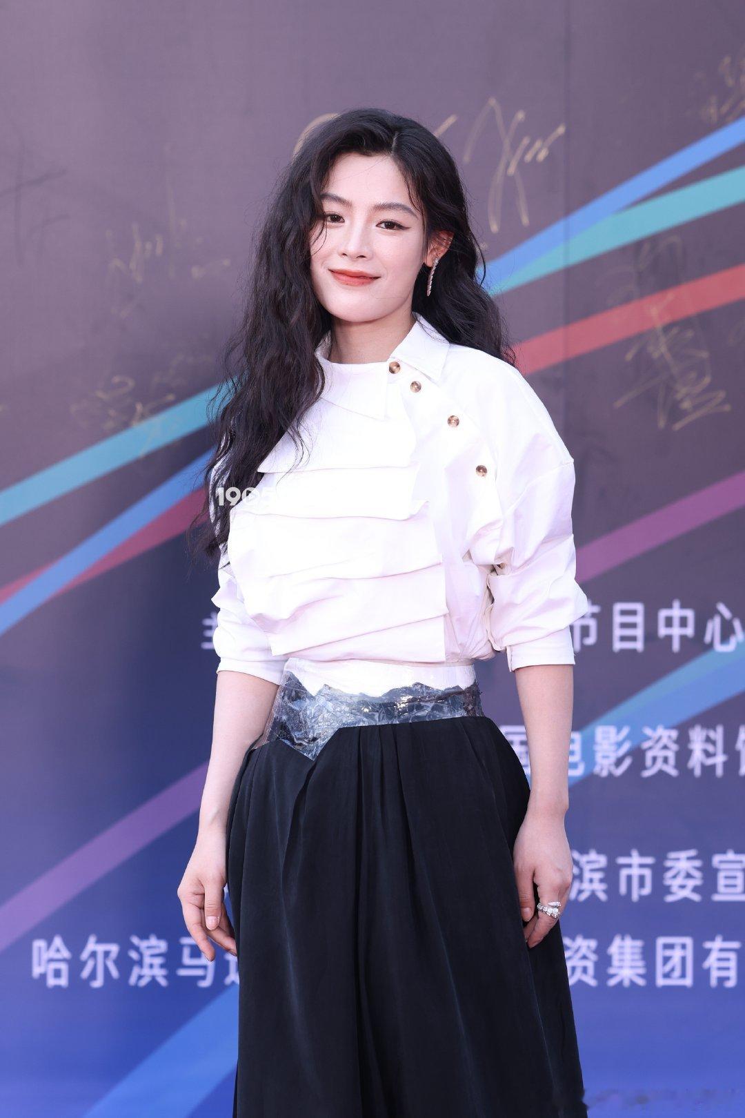 陈丽君大波浪卷发好 