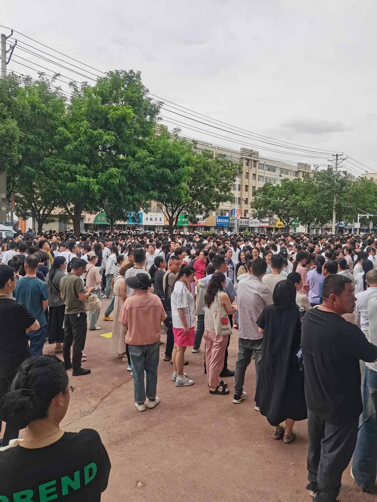 高考的前一天，老师和孩子们都在干什么？

今天孩子们继续到校，但其实并没有多紧张