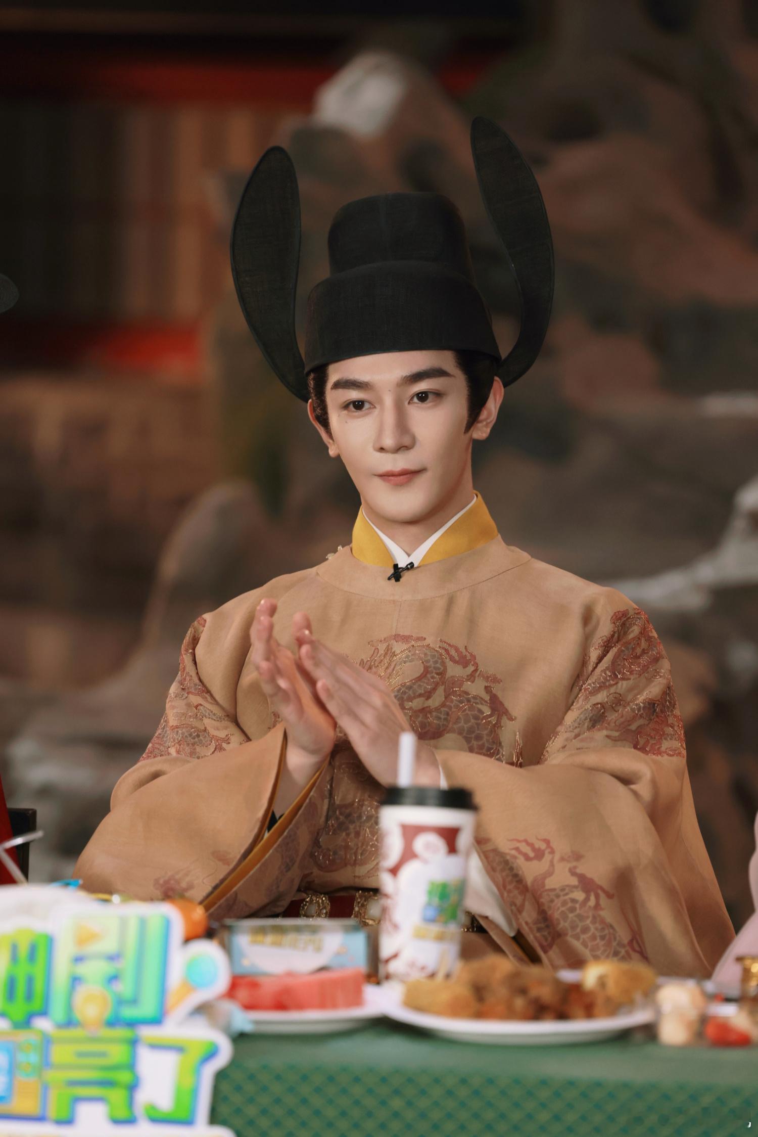 玉阶穹锋，温颜暗藏傲骨。欢娱影视今日亮相金吾不禁神剧亮了探班直播