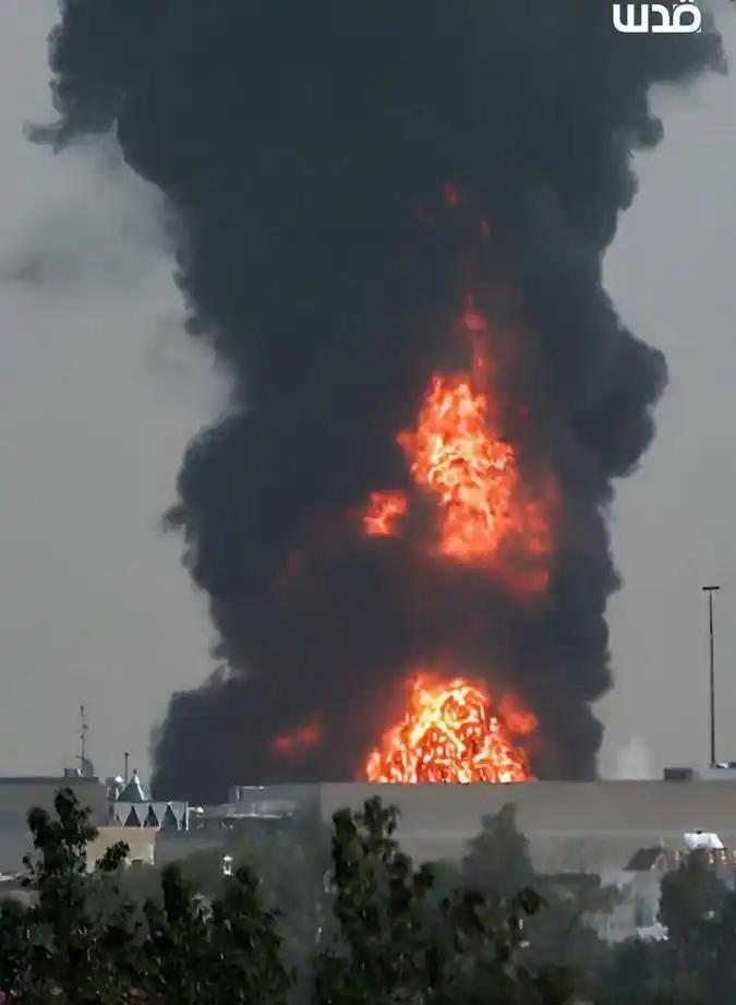 ·迪拜完了，机场被炸成这样。40年的建设14天结束。

3月16日清晨，几架造价