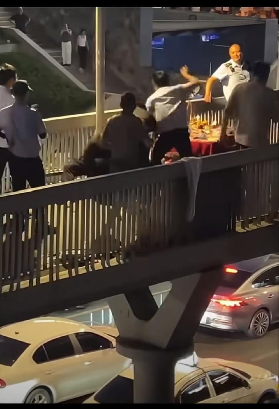 看到部分网友说是摊贩先动手，城管被迫反击……等官方通报宁波摊贩事件 街边摊位冲突