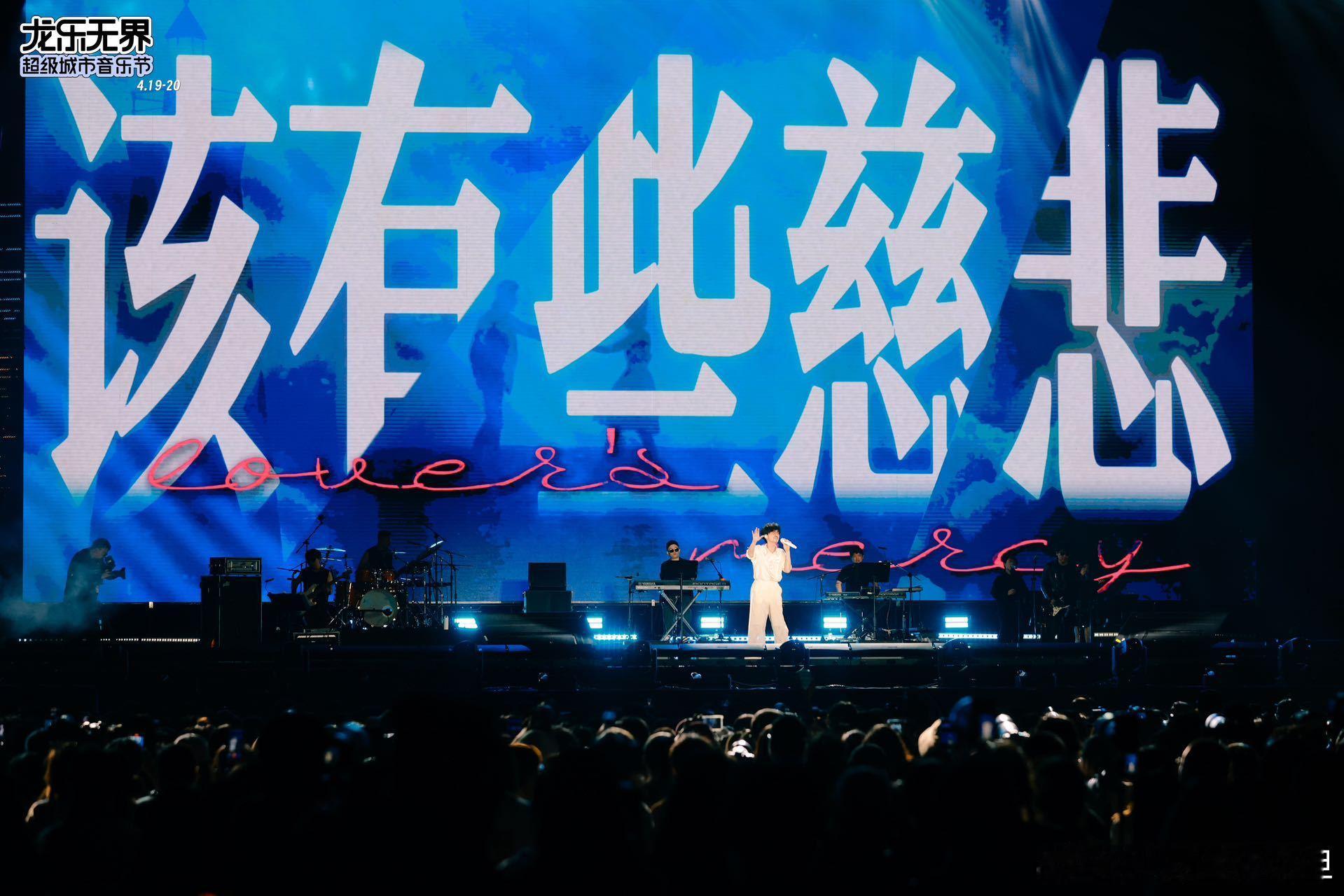 华晨宇在后台跟周传雄唱黄昏华晨宇和周传雄用《黄昏》隔空合唱，创造了一个属于他们的