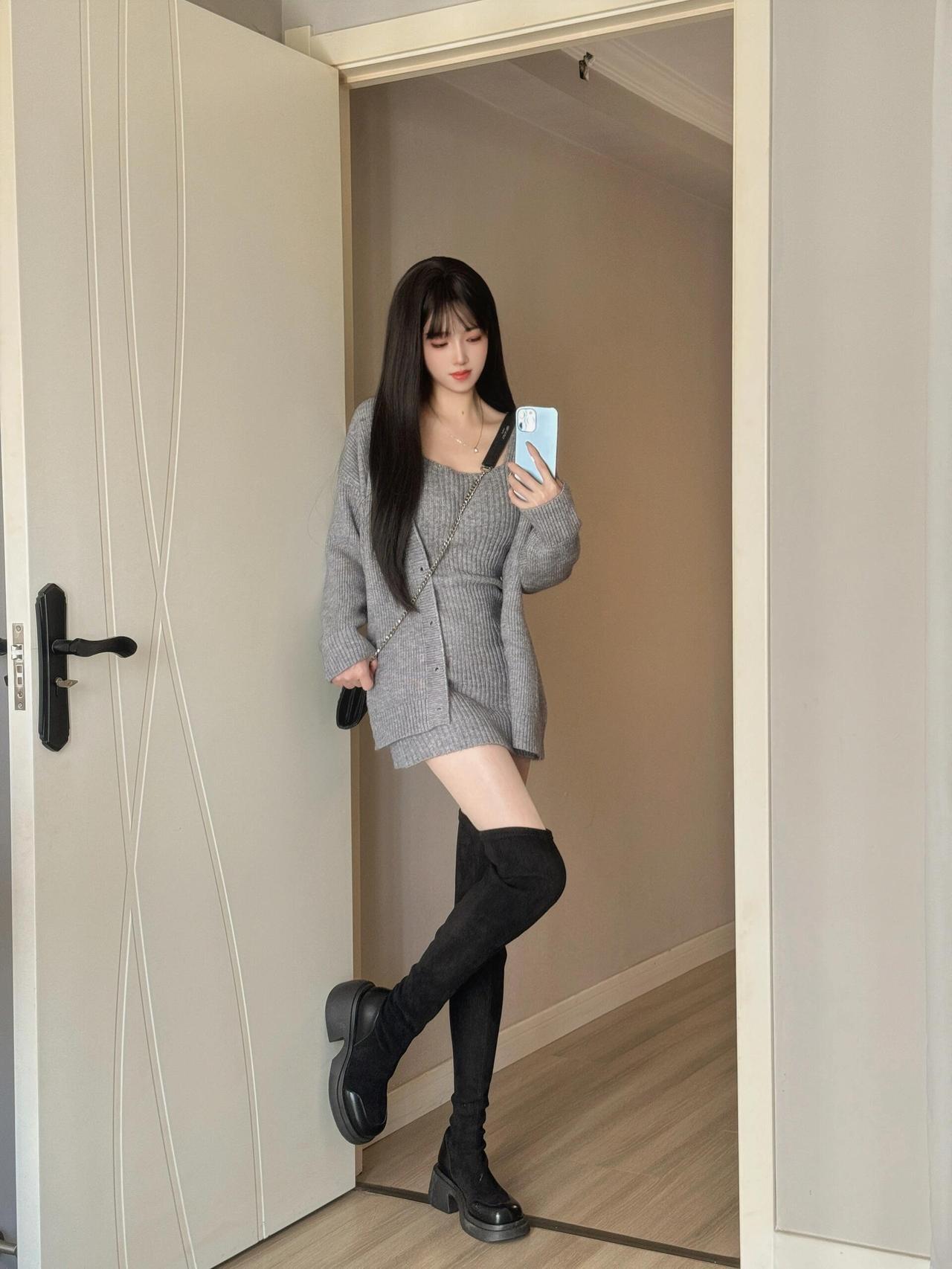 秋冬灰色系穿搭，简约又耐看！
针织开衫➕包臀裙  灰色系绝了～
搭配一双过膝靴y