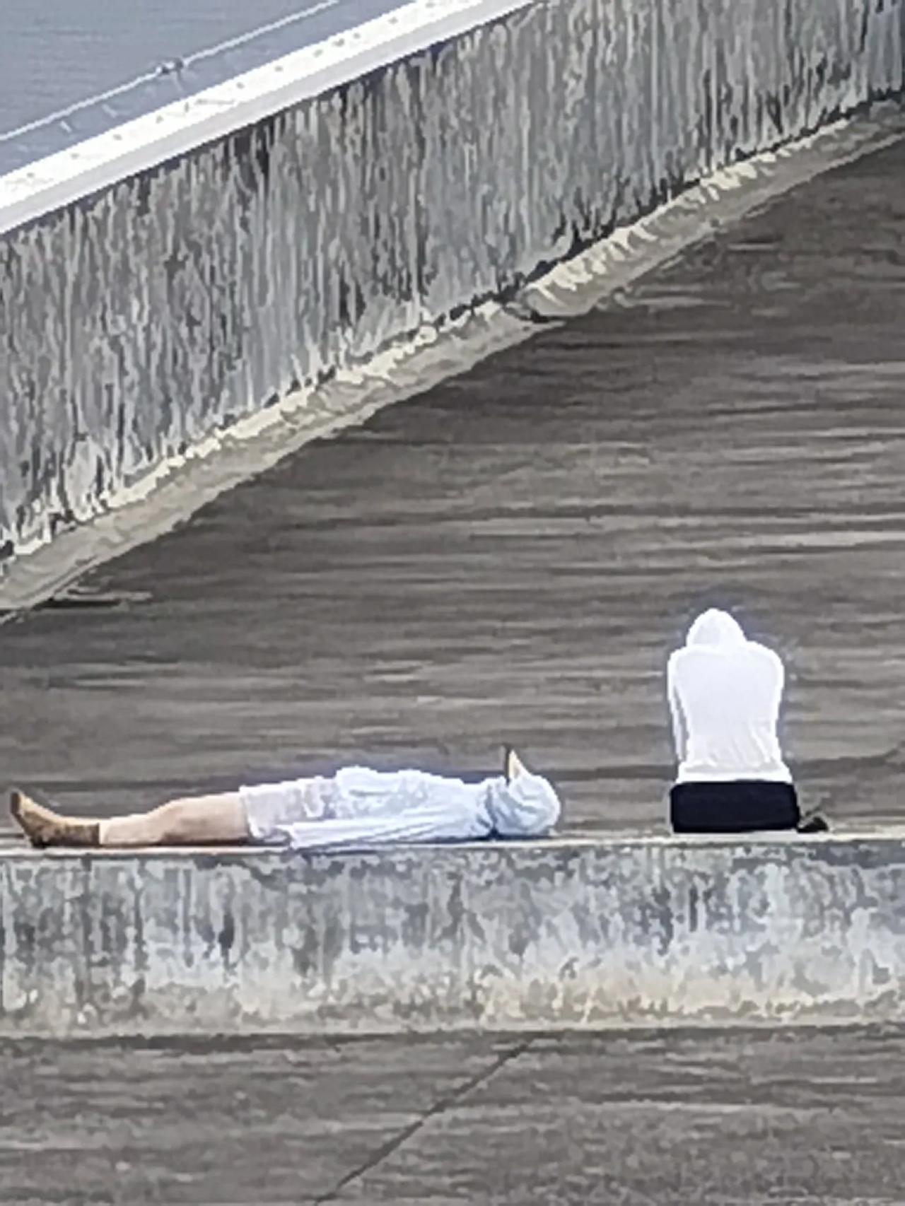躺着晒太阳难道对身体有好处吗？[笑哭][笑哭][笑哭]