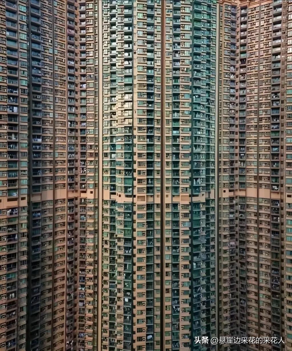 香港大火涉事的宏福苑是经济适用房，住在这里的都是普通家庭，经济条件不算宽裕。这超