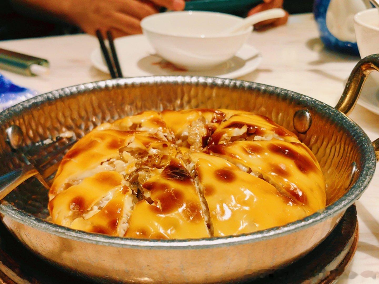 回广州 偷个懒在陶陶居喝早茶出品还是可以的有点意外就是这个点居然没什么人是大环境