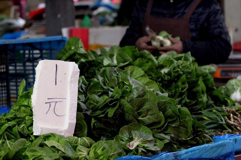 春节剩菜能不能吃是个让人纠结的问题。其实有些能吃，有些最好别吃。
像绿叶菜，反复