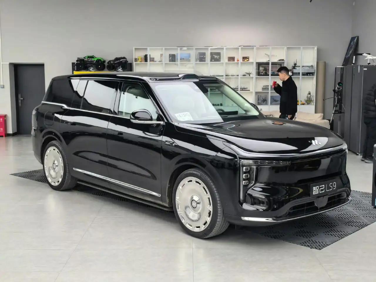 36🌙❗品鉴上汽旗舰大六座智己LS9
智己LS9的全维安全科技，就像给全家套上