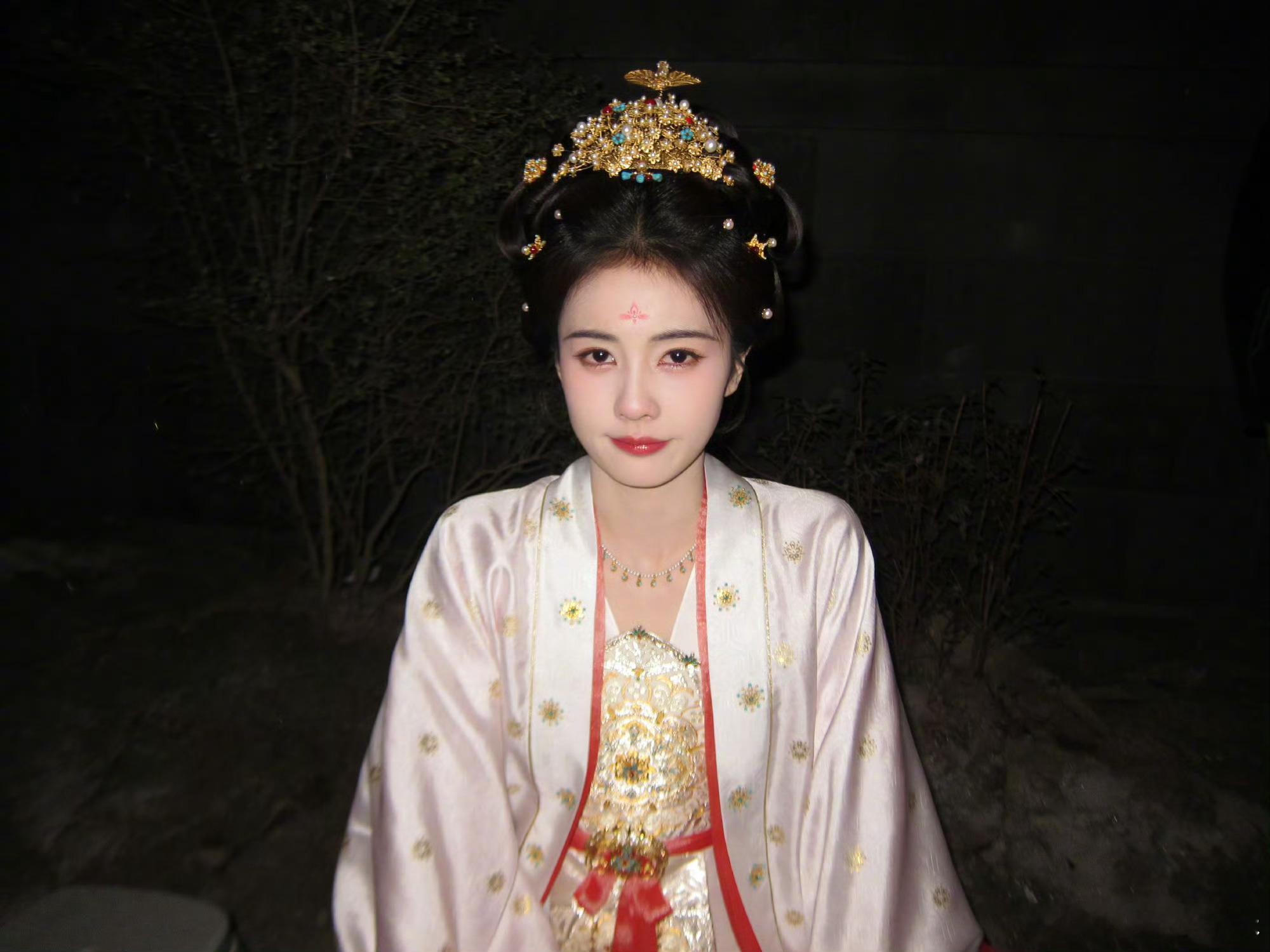 离了白鹿还有谁来宠我 离了白鹿还有谁这样来宠我啊上一秒还在剧里探案，下一秒就来剧