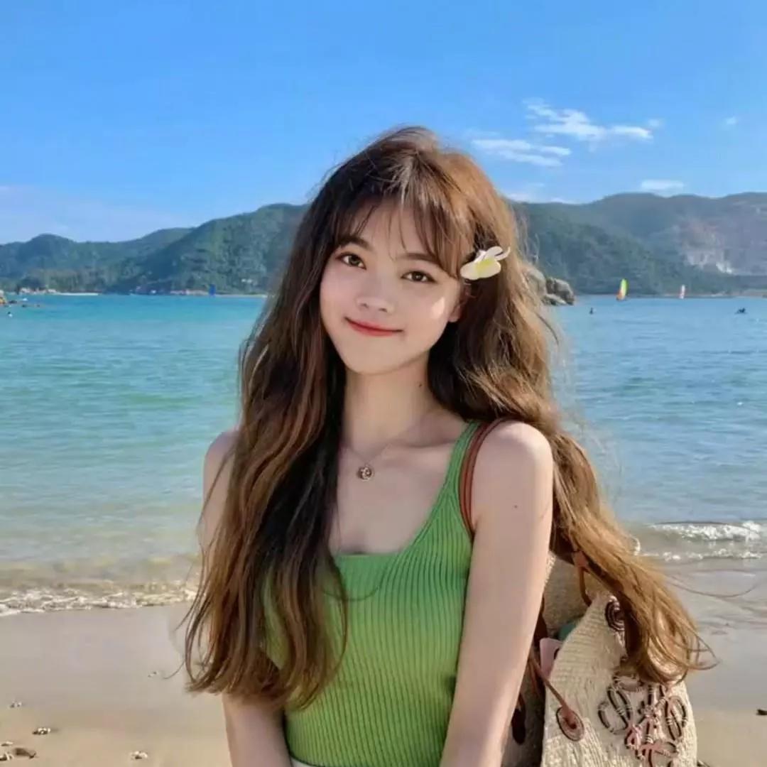 海边少女清新照，花海与阳光相伴海边花海少女 海边活力少女 海边度假少女 花海少女