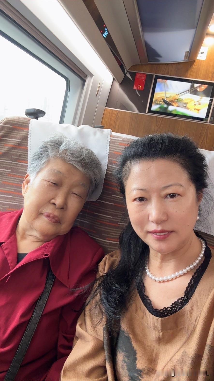 ＂咣当＂一声，我在睡梦中被惊醒。
睁眼看到天花板，想起自己睡在妈妈家的床上，拿起