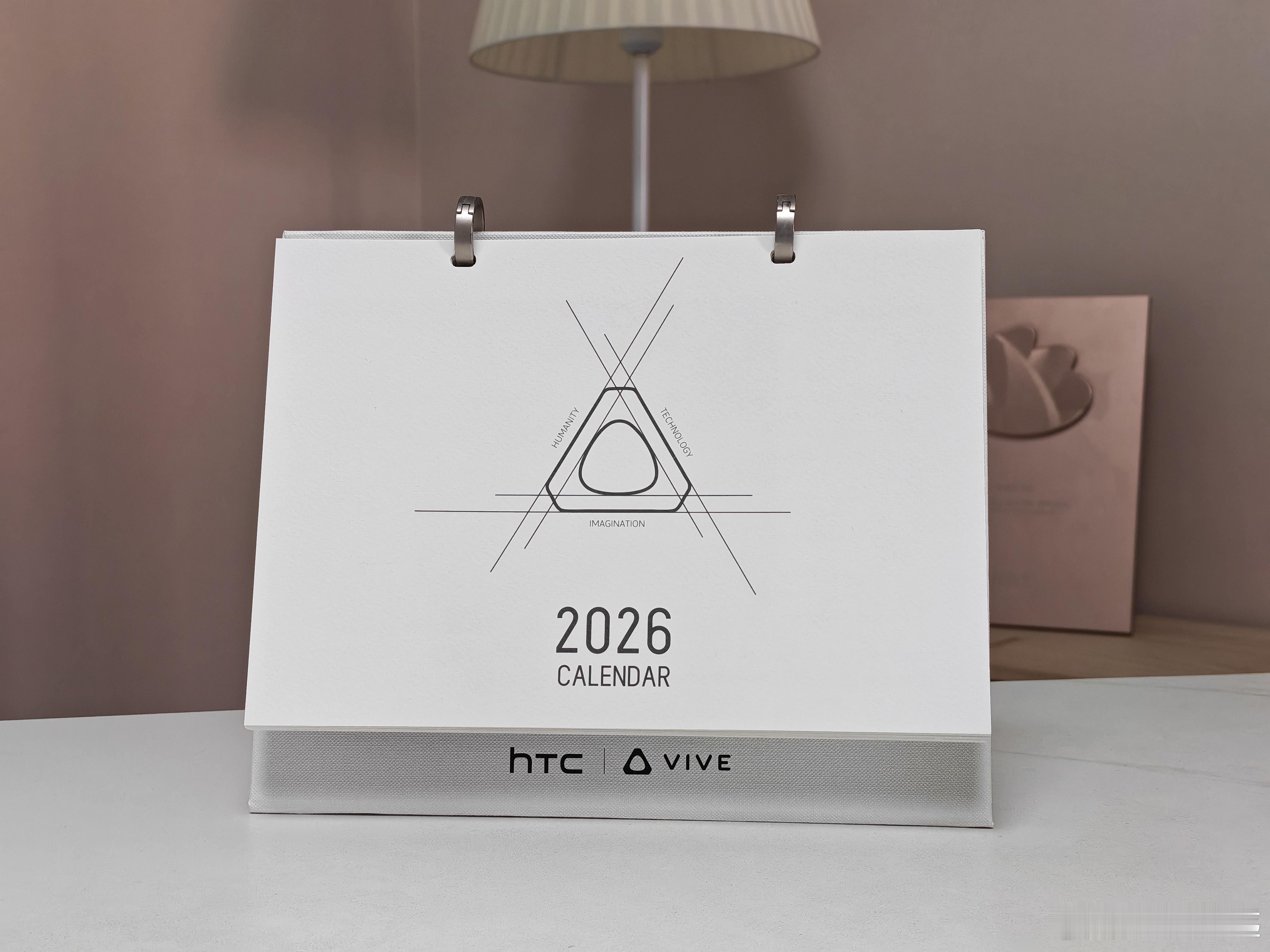 收到HTC的2026日历才意识到，2025真的马上结束了，这一年过的好快呀！ 