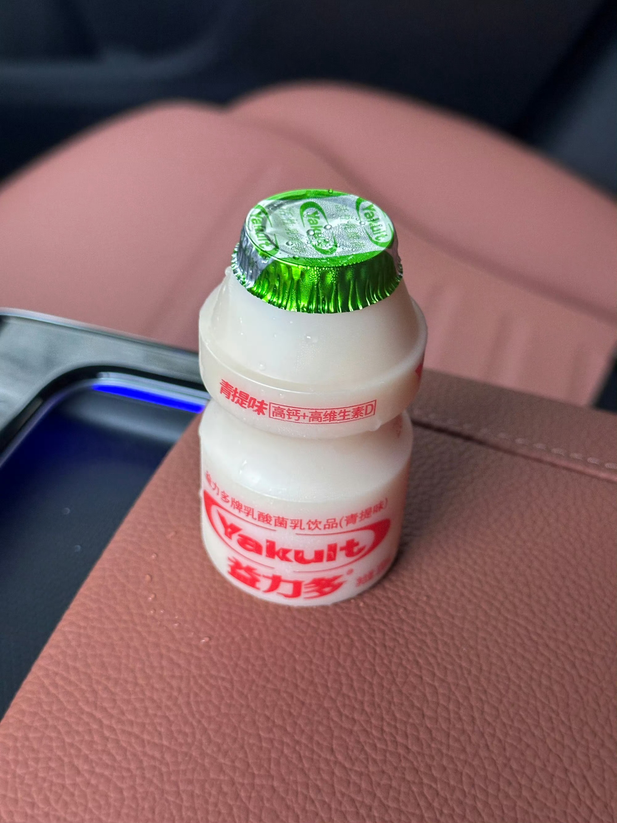 经过一家小学，门口推着自行车益力多的阿姨问我：来接孩子吗？买排益力多吧？——益力