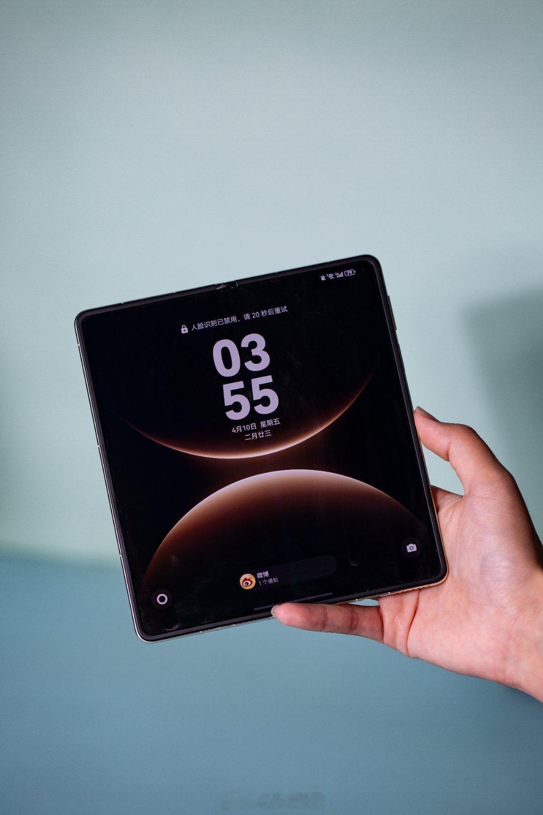 忍不住给我的华为 Mate X7拍组照片~太喜欢这个背板的设计了，拿在手里把玩很