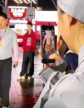 光天化日，朗朗乾坤。
一个“师太”，在漫展上，对着一个小哥的身材猛拍。
发现被人