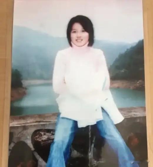 2004年，福建女大学生蔡伟娟在校园里“凭空蒸发”。为了找她，原本家产千万的富豪