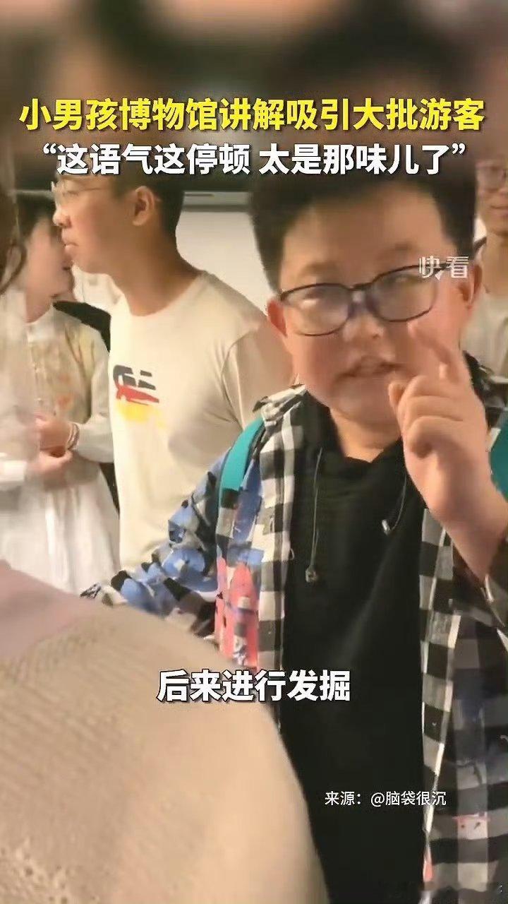 小孩哥成了大学弟的导游这小孩哥可太牛啦！摇身一变成了大学弟的导游，带着人家逛校园