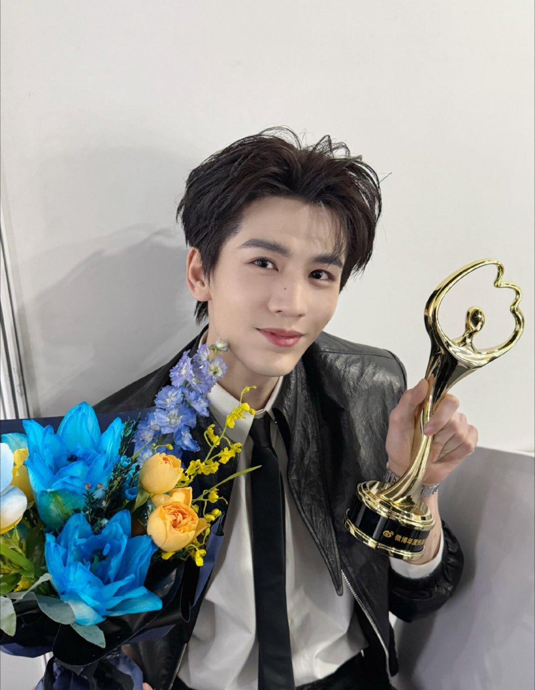 张凌赫恭喜你获得微博年度热度演员🏆辛苦啦 回去拍戏的同时也要好好休息🥺 